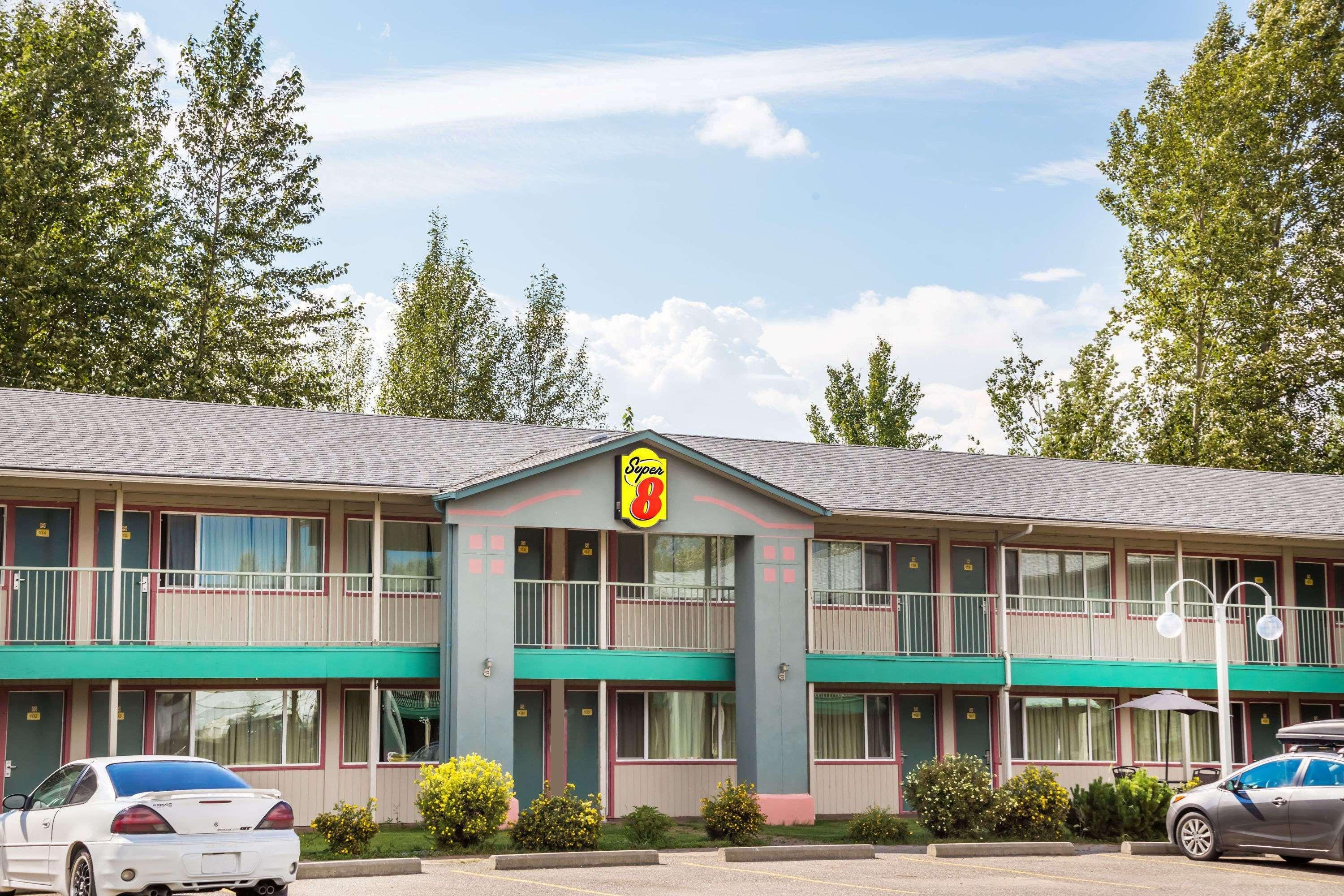 Отель Super 8 By Wyndham Quesnel Bc Экстерьер фото
