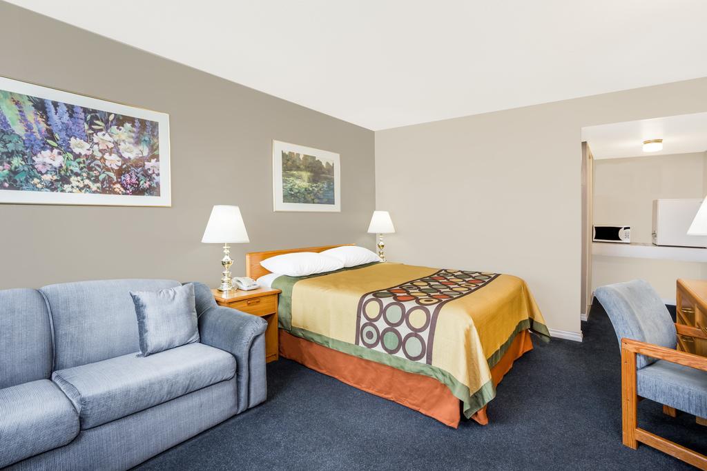Отель Super 8 By Wyndham Quesnel Bc Экстерьер фото